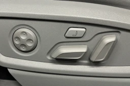 musta Audi Q5 2024 kuva 15.