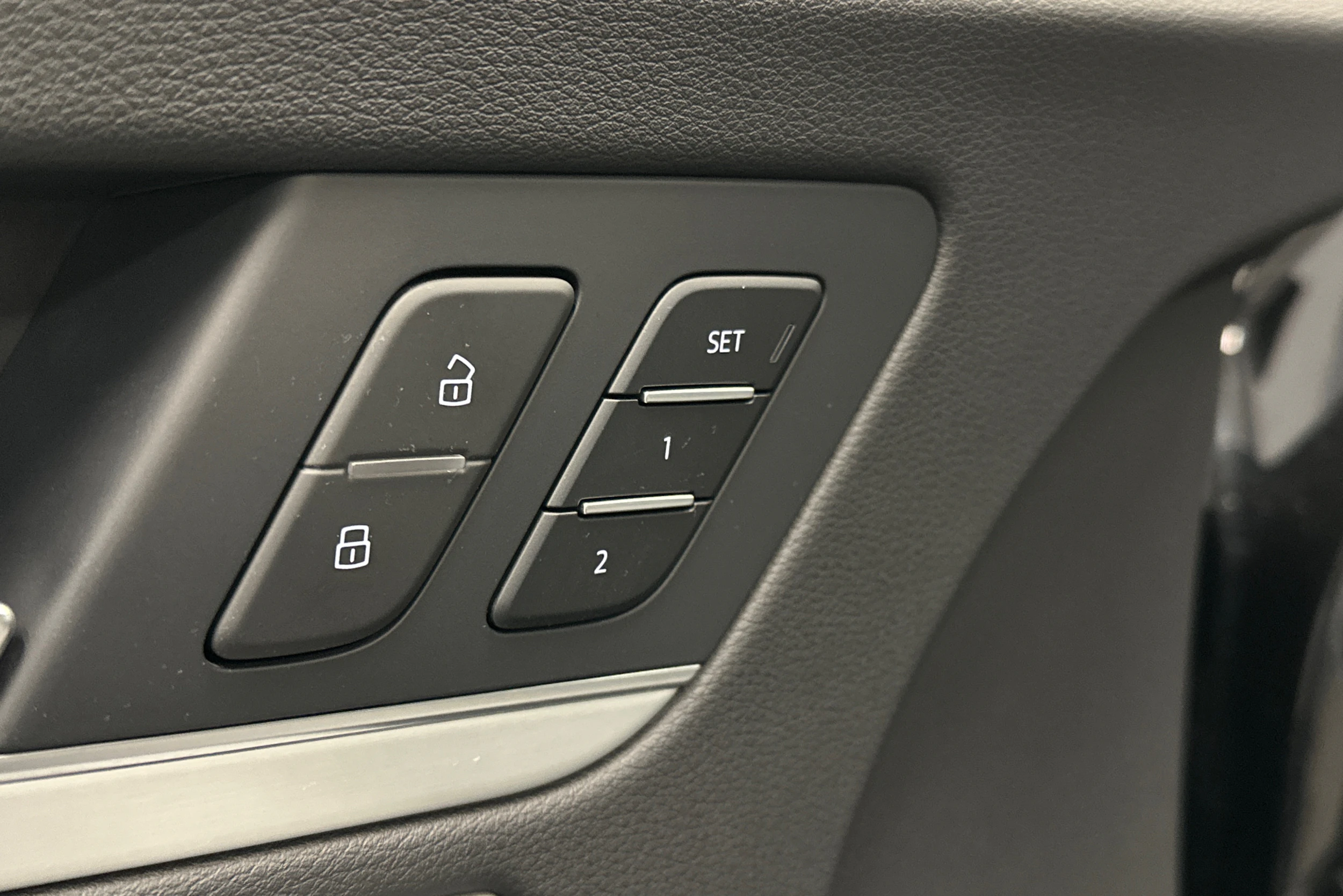 musta Audi Q5 2024 kuva 16.