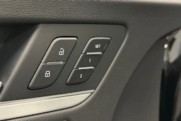 musta Audi Q5 2024 kuva 16.