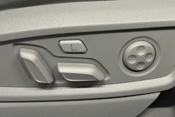 musta Audi Q5 2024 kuva 17.