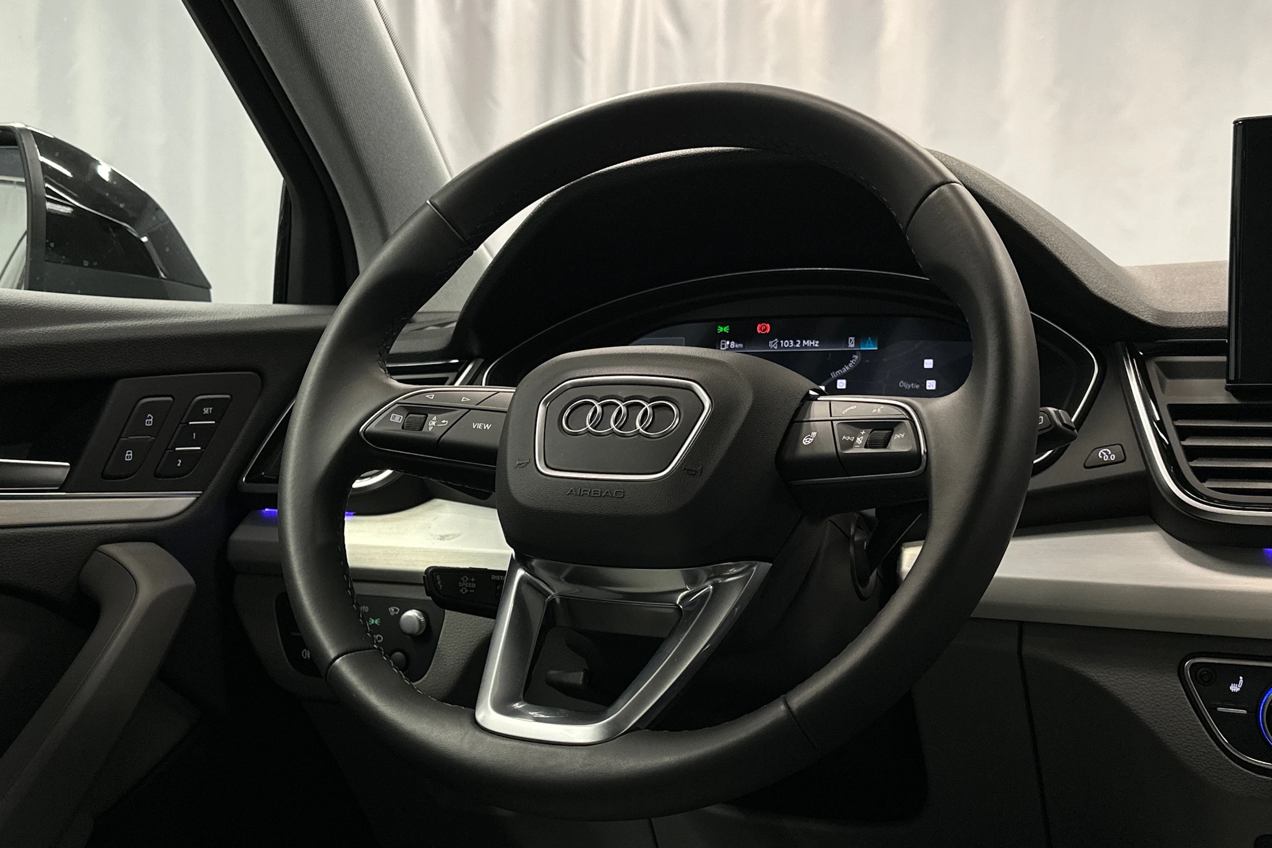 musta Audi Q5 2024 kuva 18.