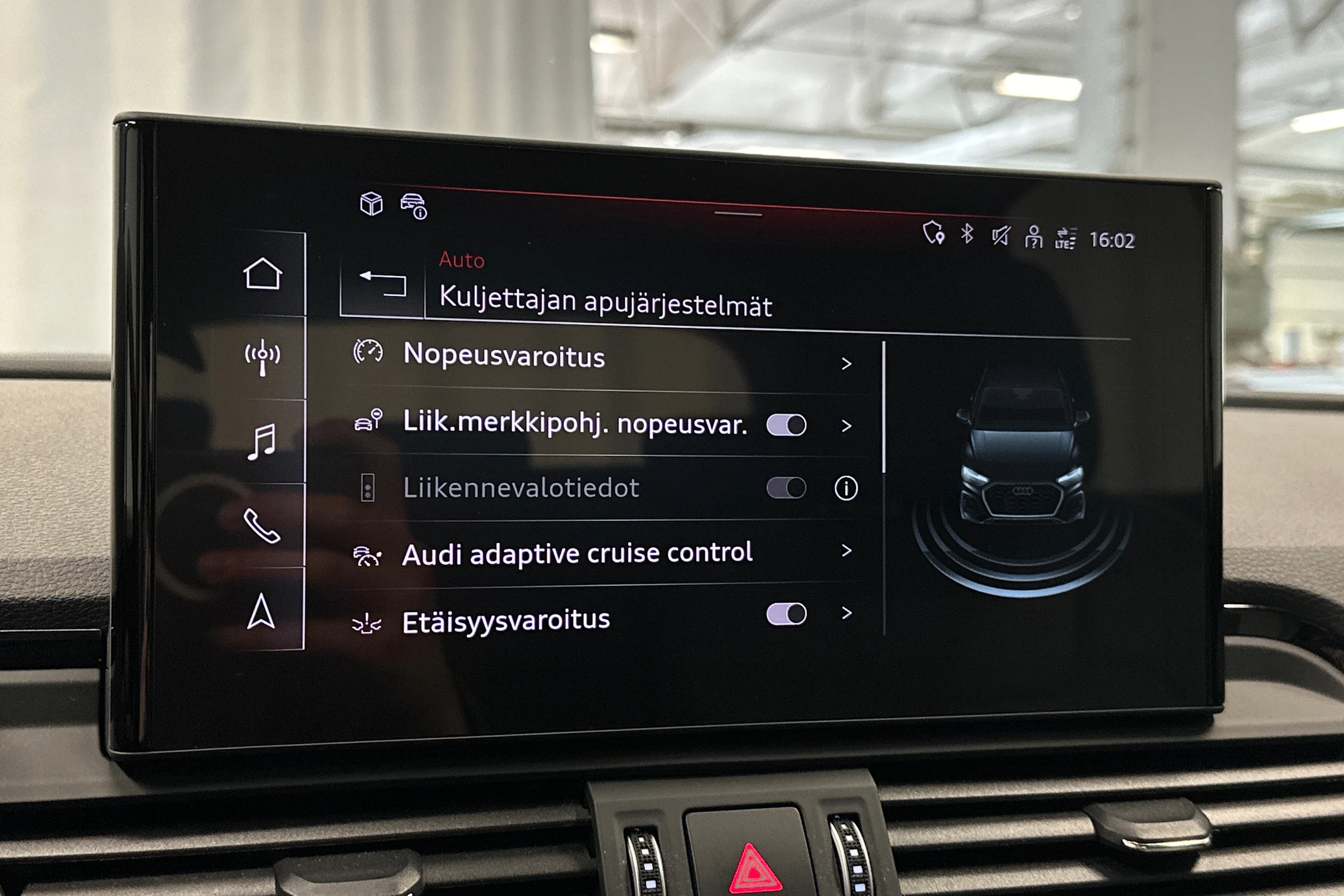 musta Audi Q5 2024 kuva 28.