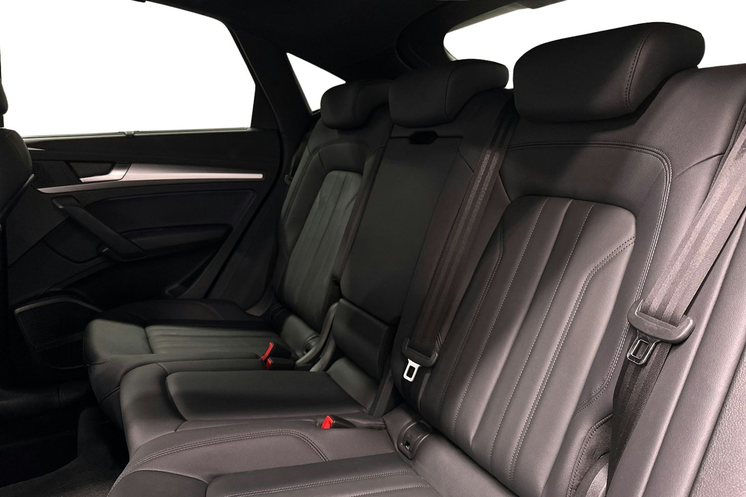 sininen Audi Q5 2024 kuva 10.