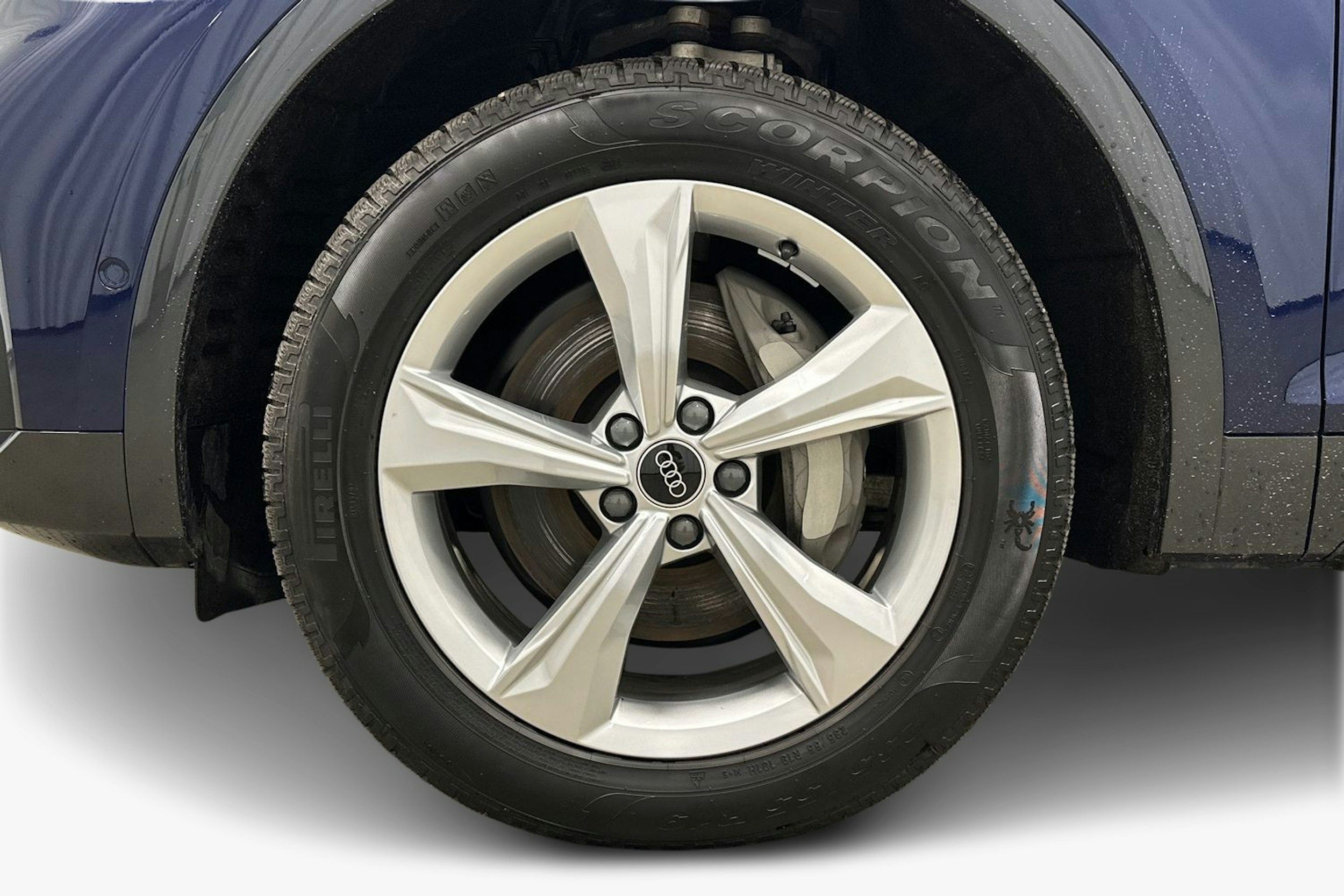 sininen Audi Q5 2024 kuva 11.