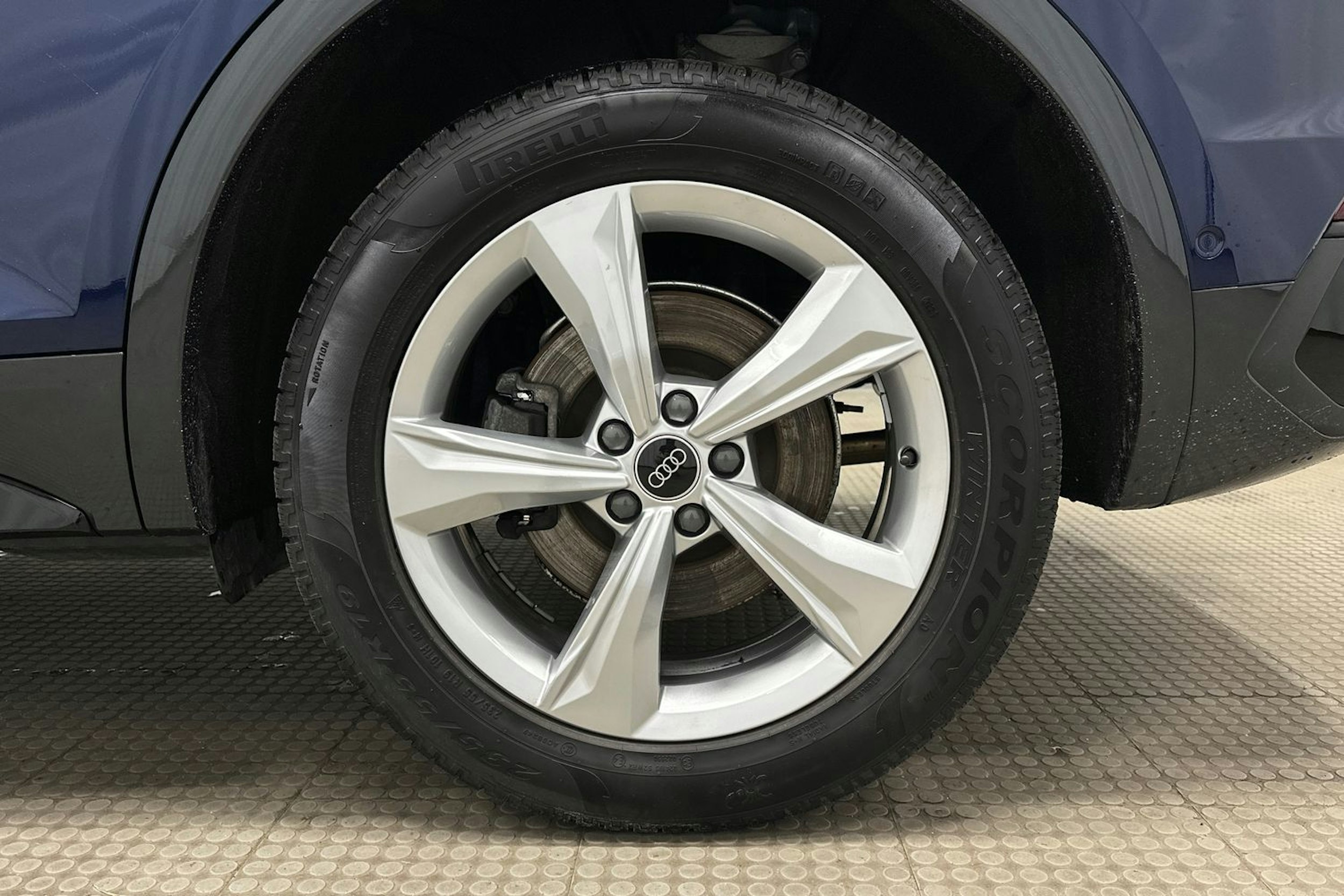 sininen Audi Q5 2024 kuva 12.