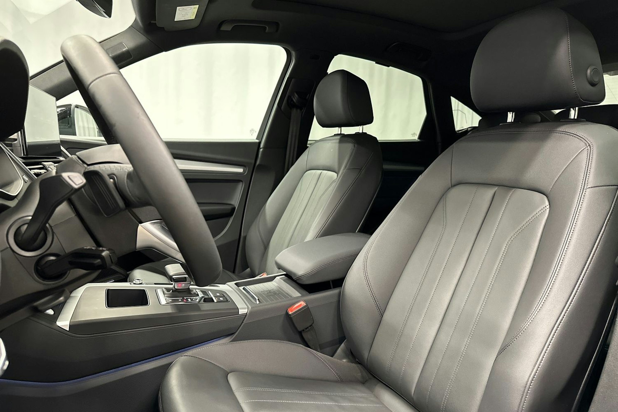 sininen Audi Q5 2024 kuva 17.