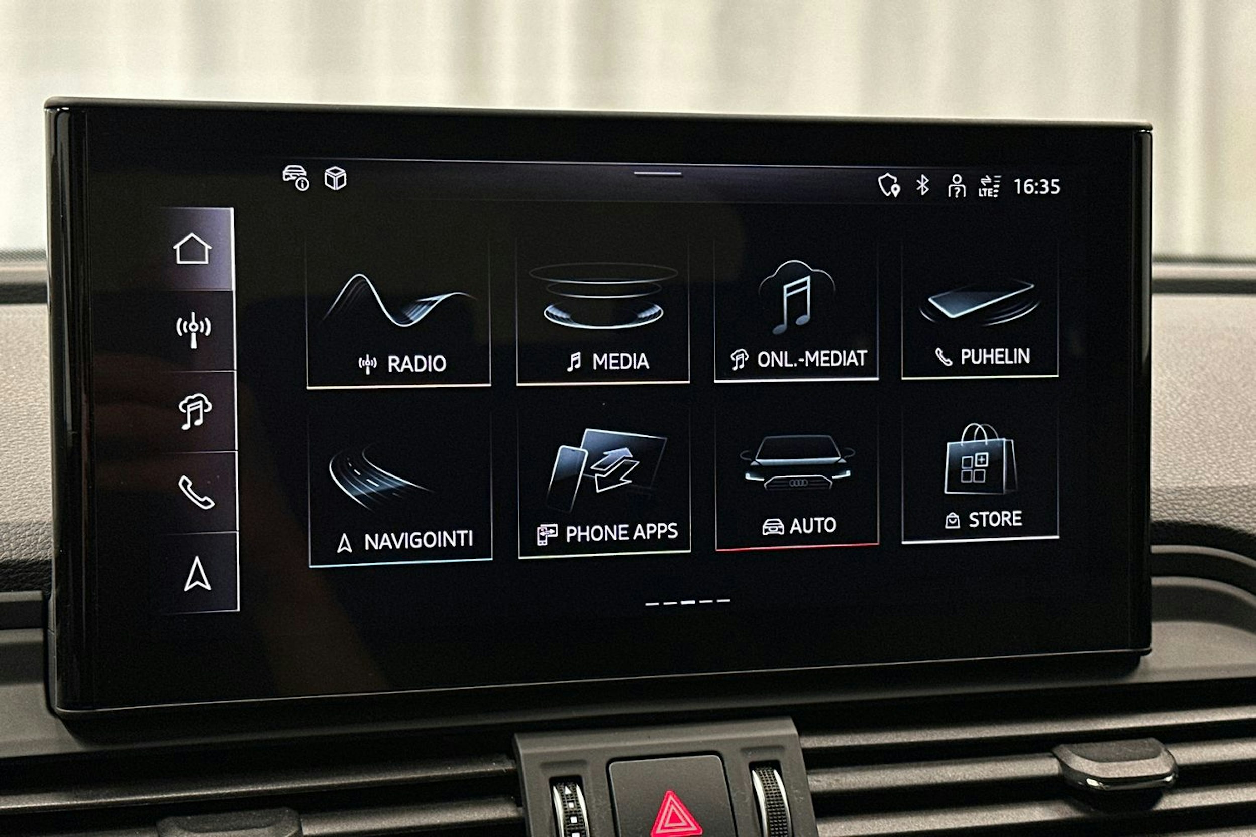 sininen Audi Q5 2024 kuva 24.
