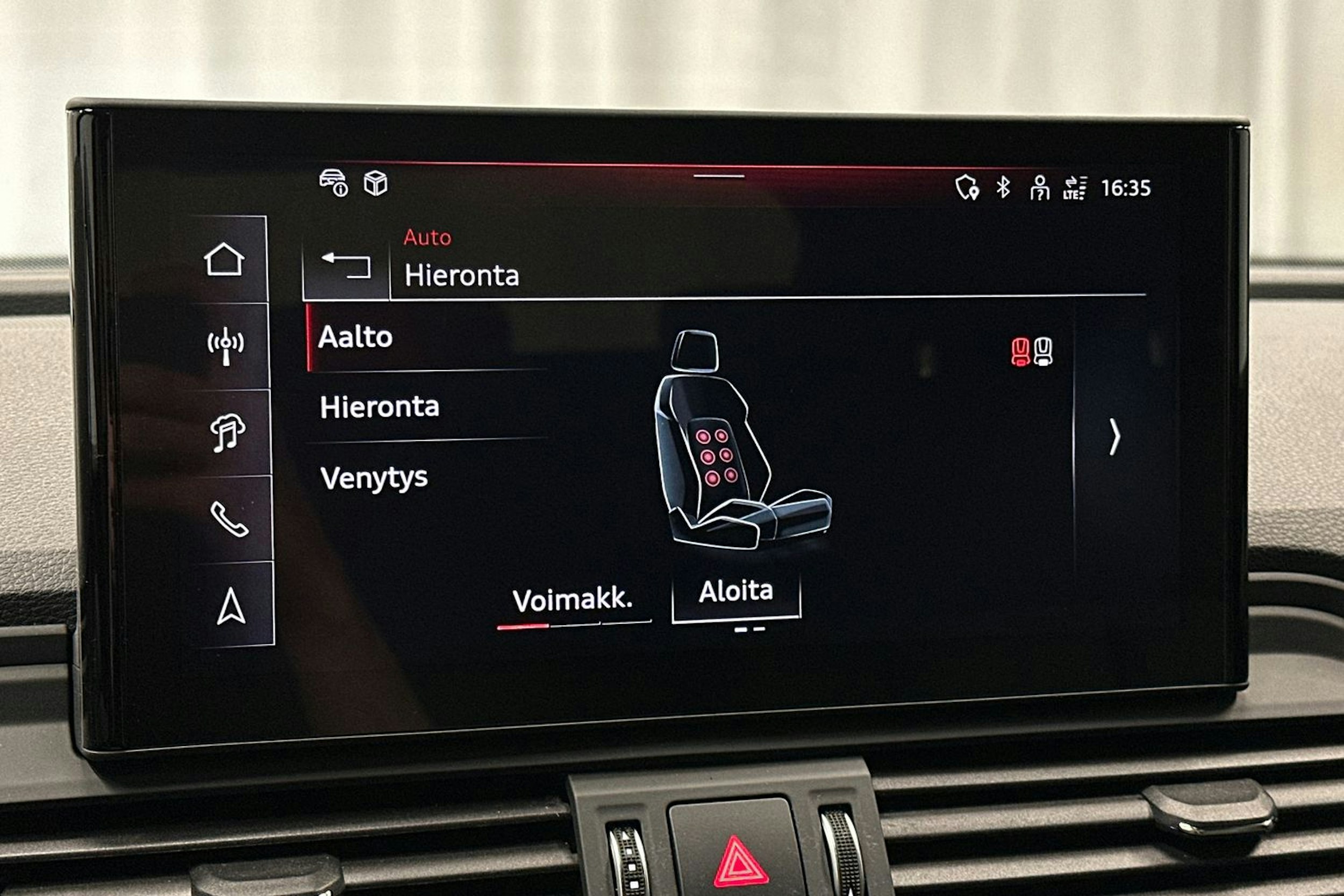 sininen Audi Q5 2024 kuva 27.