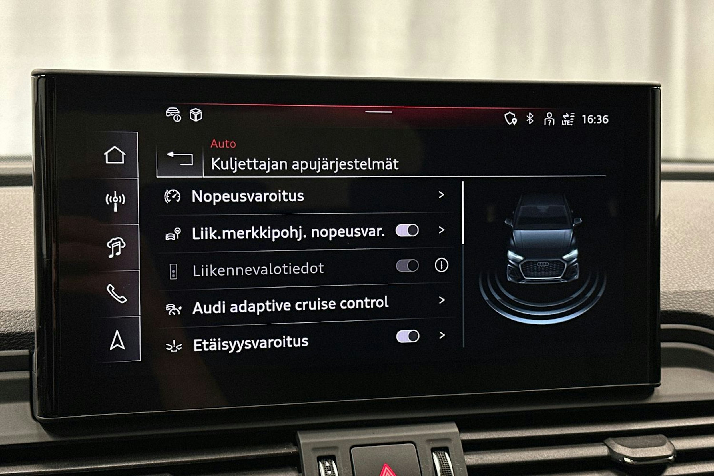 sininen Audi Q5 2024 kuva 30.