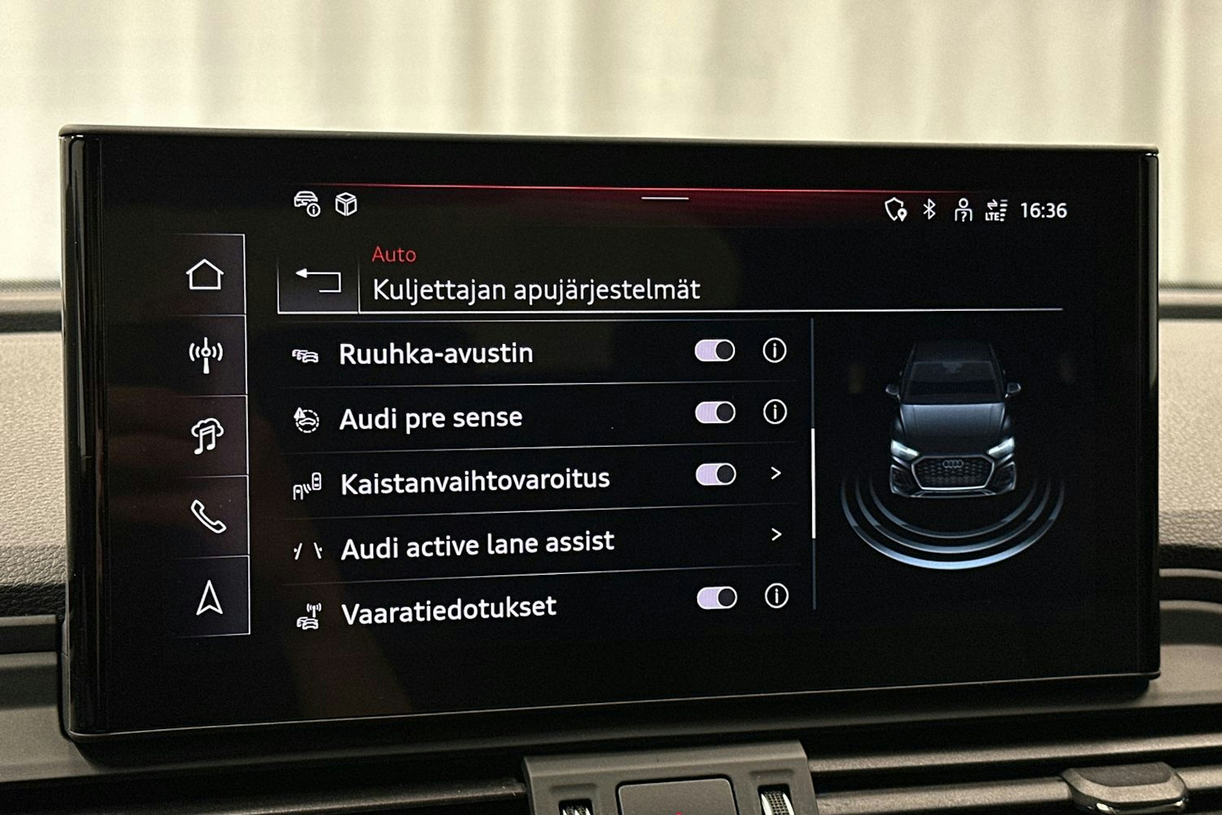 sininen Audi Q5 2024 kuva 31.