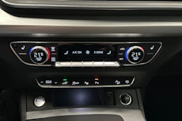 sininen Audi Q5 2024 kuva 34.