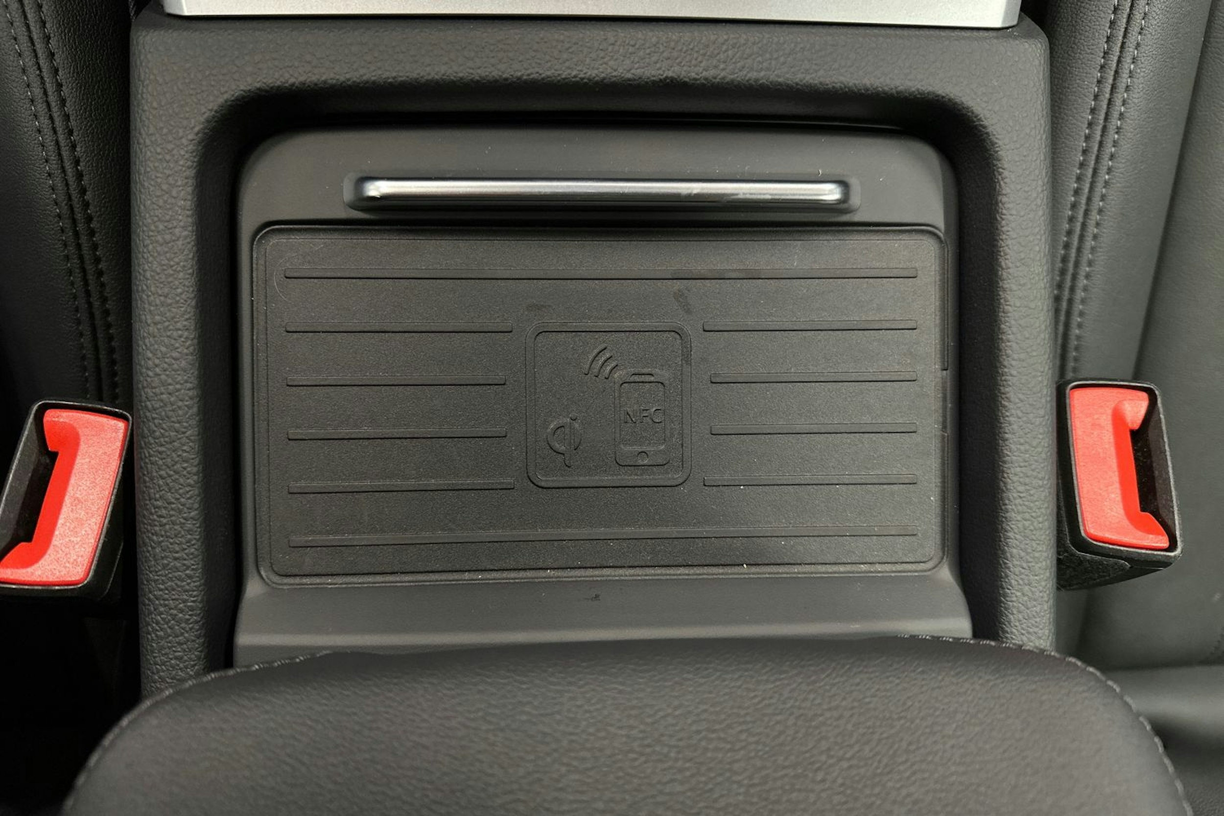 sininen Audi Q5 2024 kuva 36.