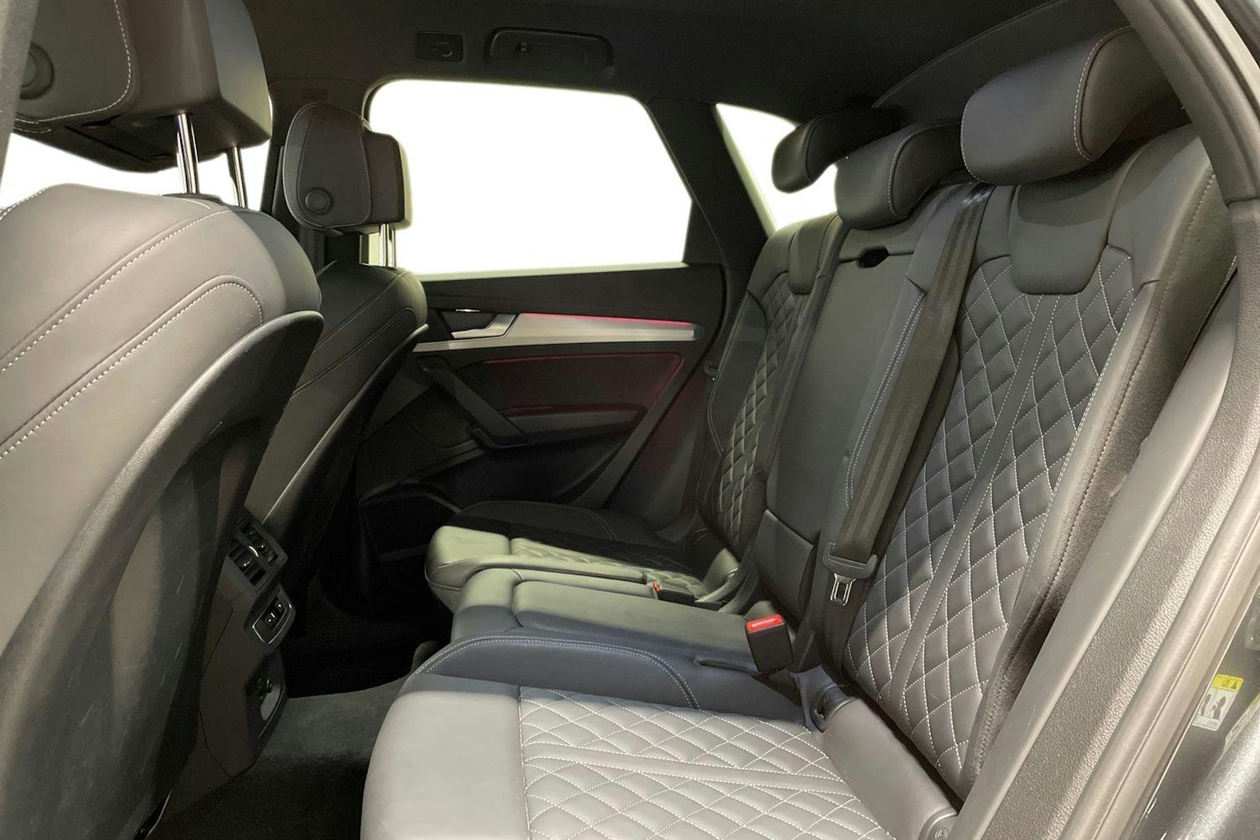 harmaa Audi Q5 2024 kuva 10.