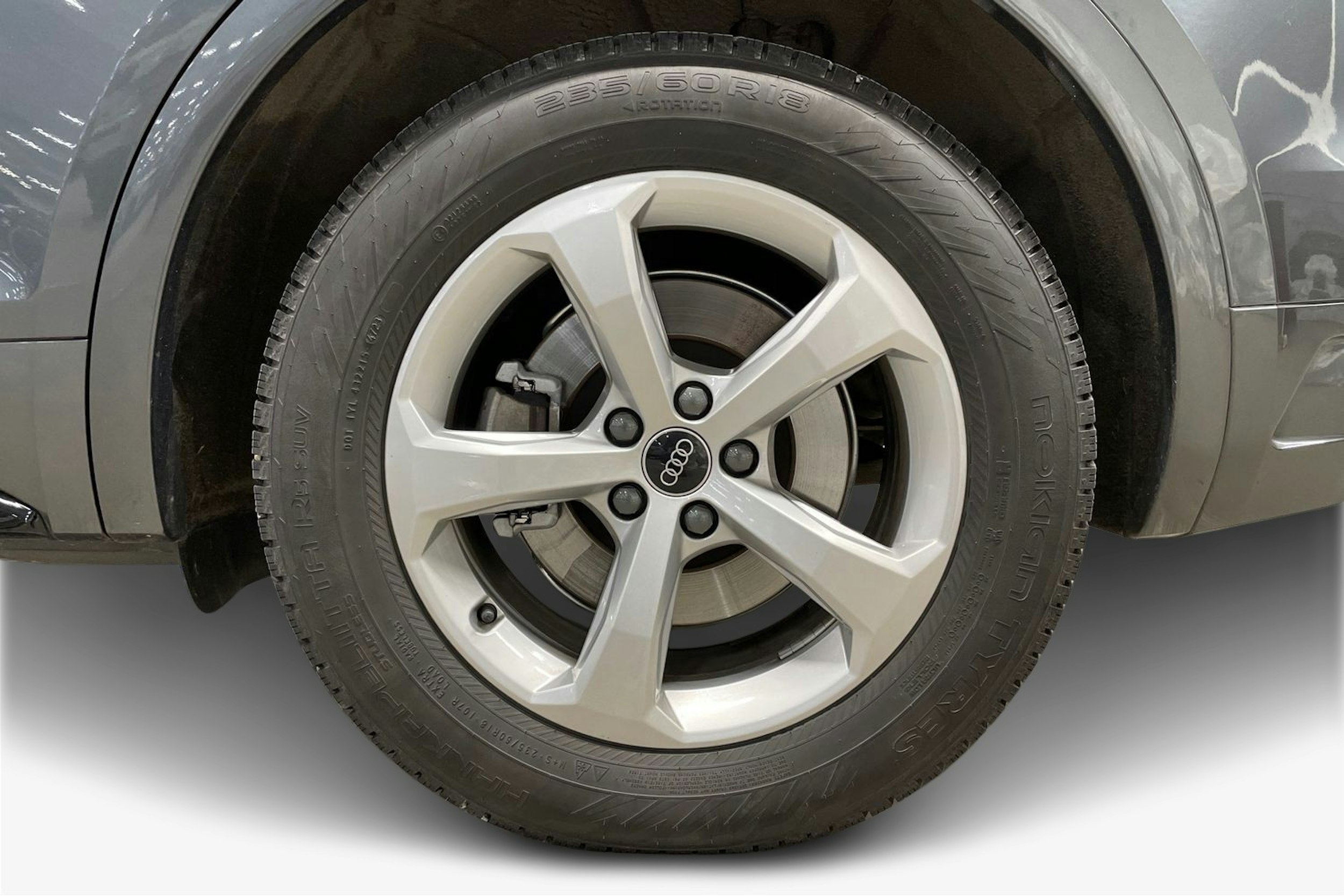 harmaa Audi Q5 2024 kuva 11.