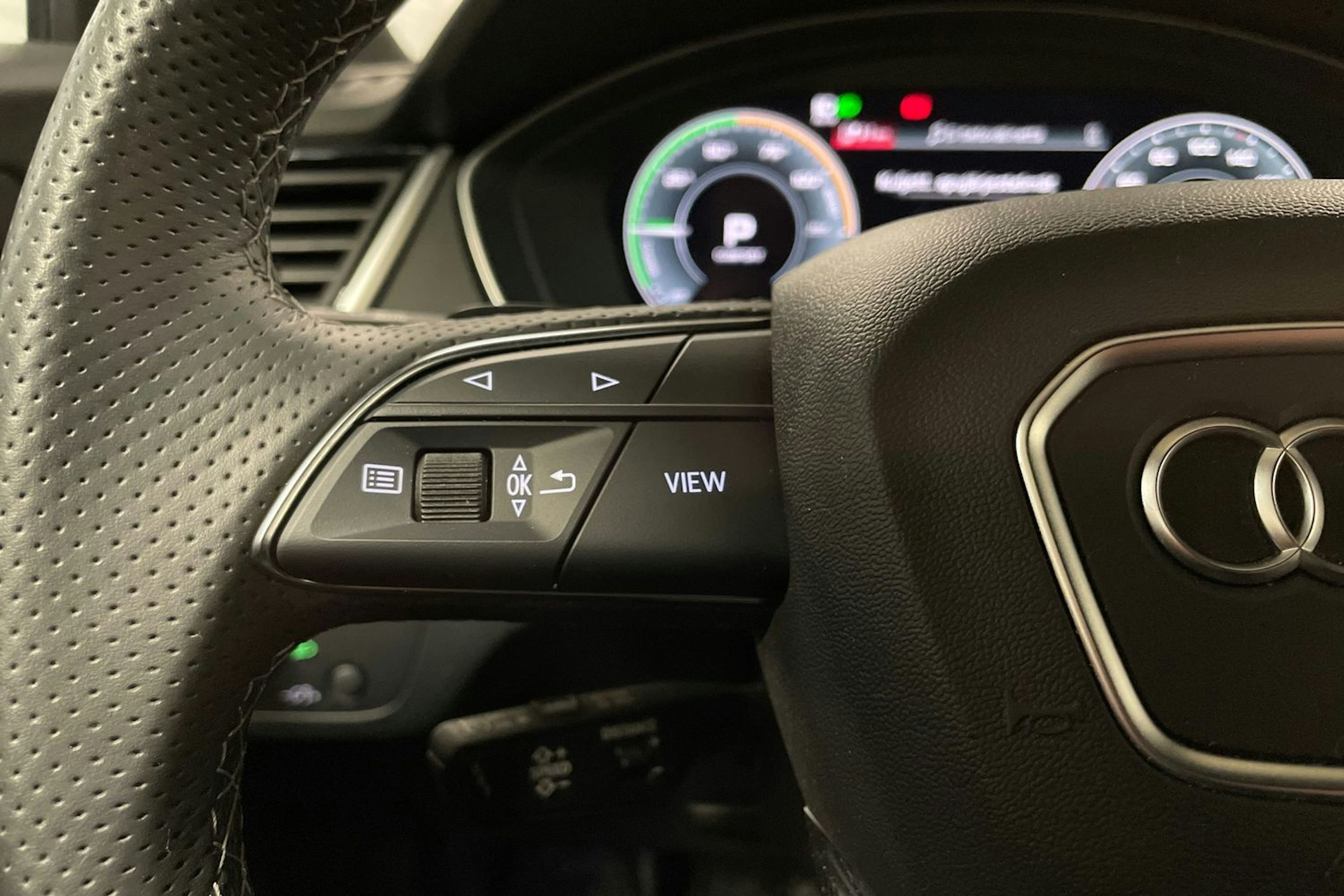 harmaa Audi Q5 2024 kuva 26.