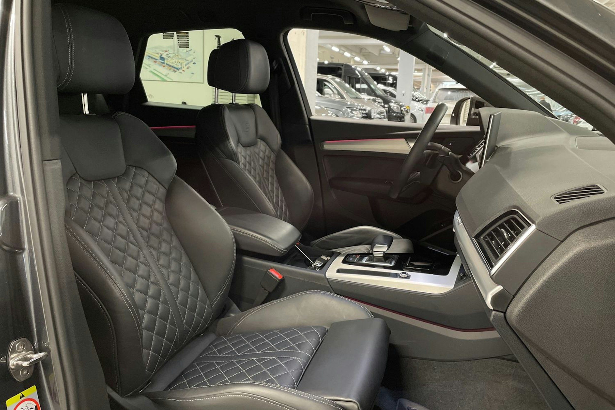 harmaa Audi Q5 2024 kuva 32.