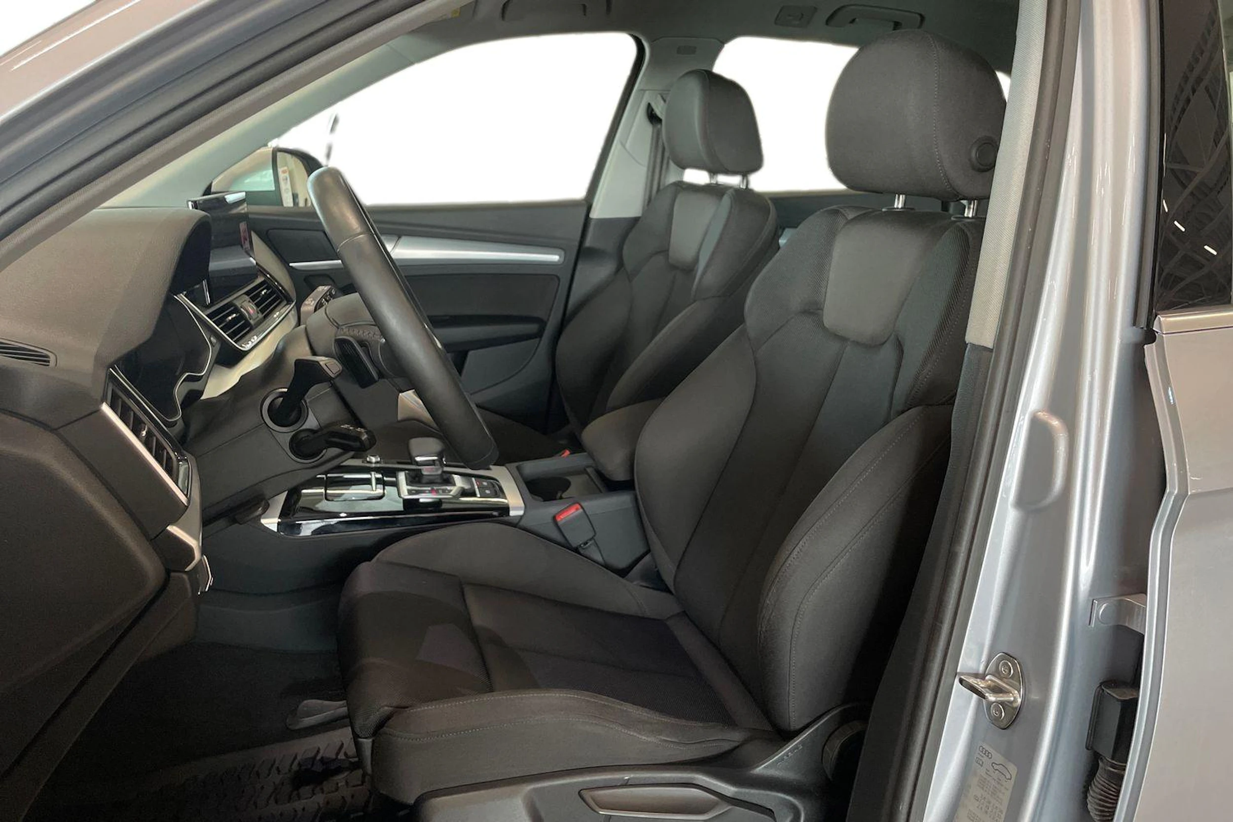 harmaa Audi Q5 2024 kuva 6.
