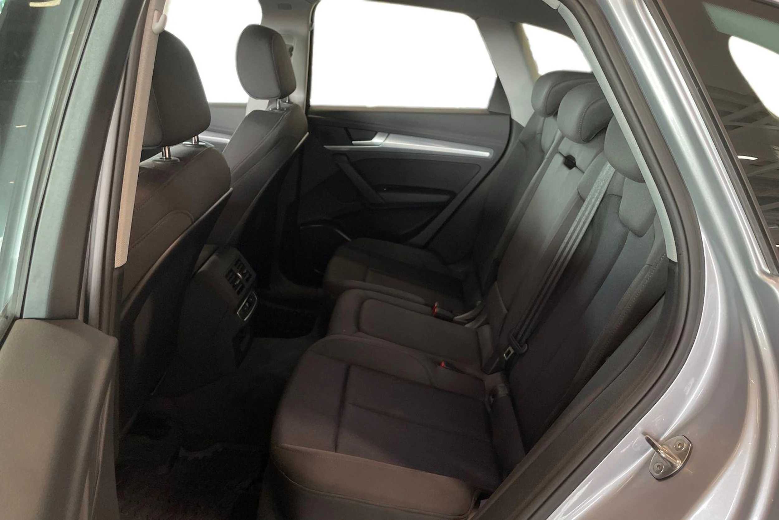 harmaa Audi Q5 2024 kuva 8.