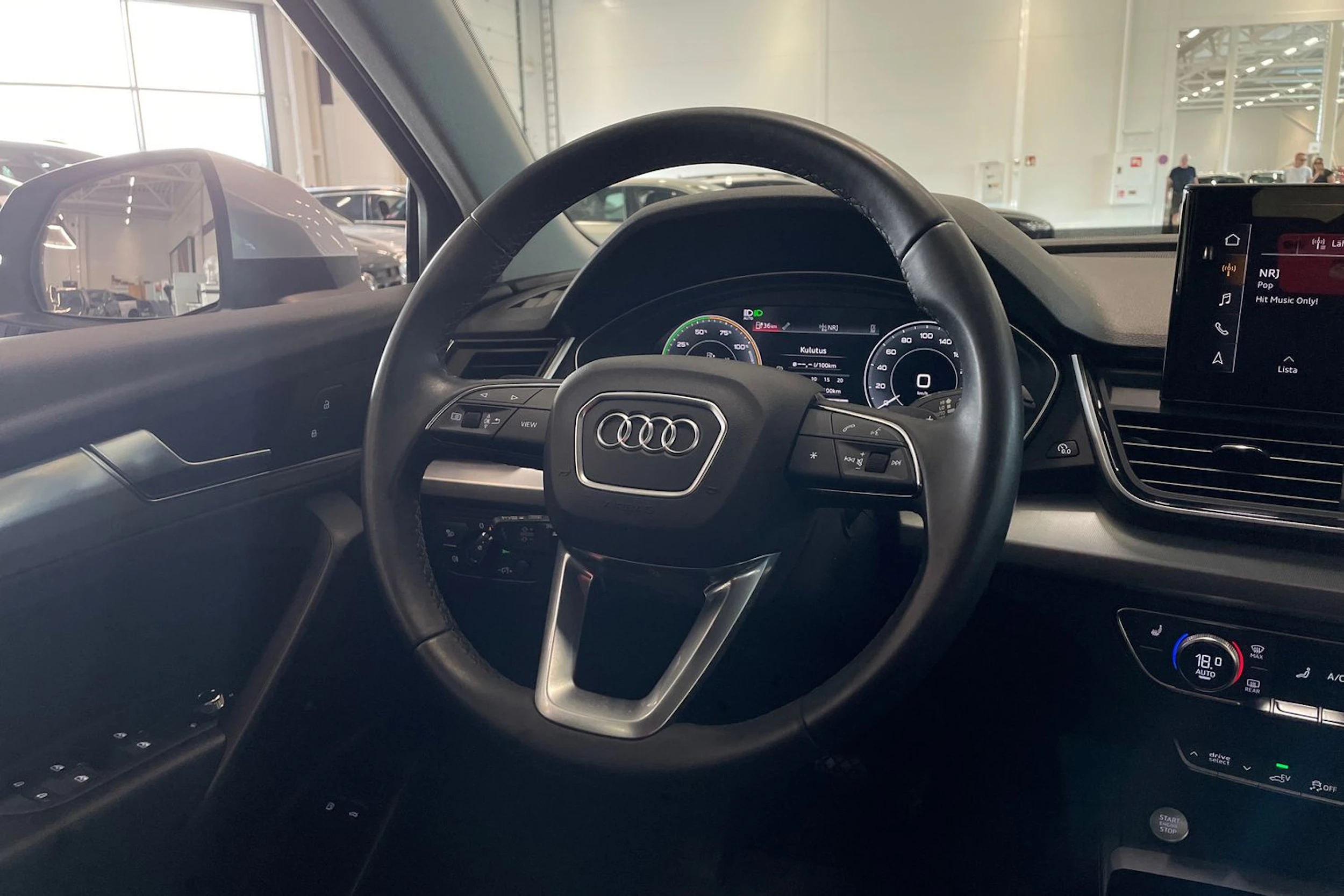 harmaa Audi Q5 2024 kuva 11.