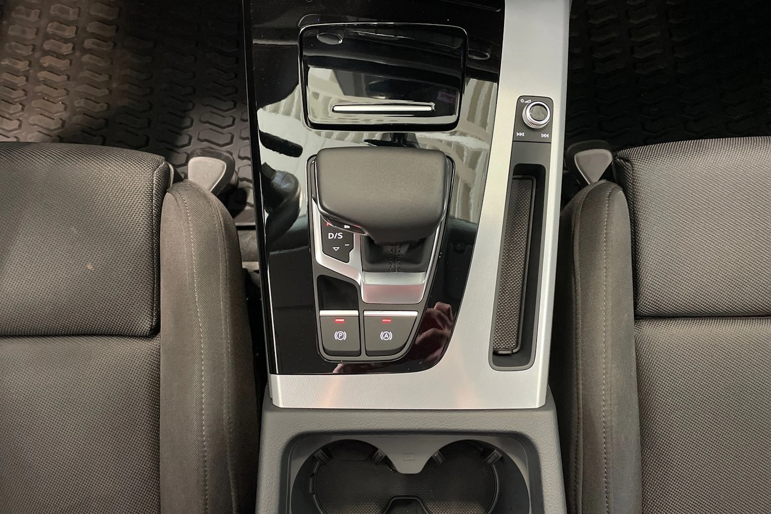 harmaa Audi Q5 2024 kuva 25.