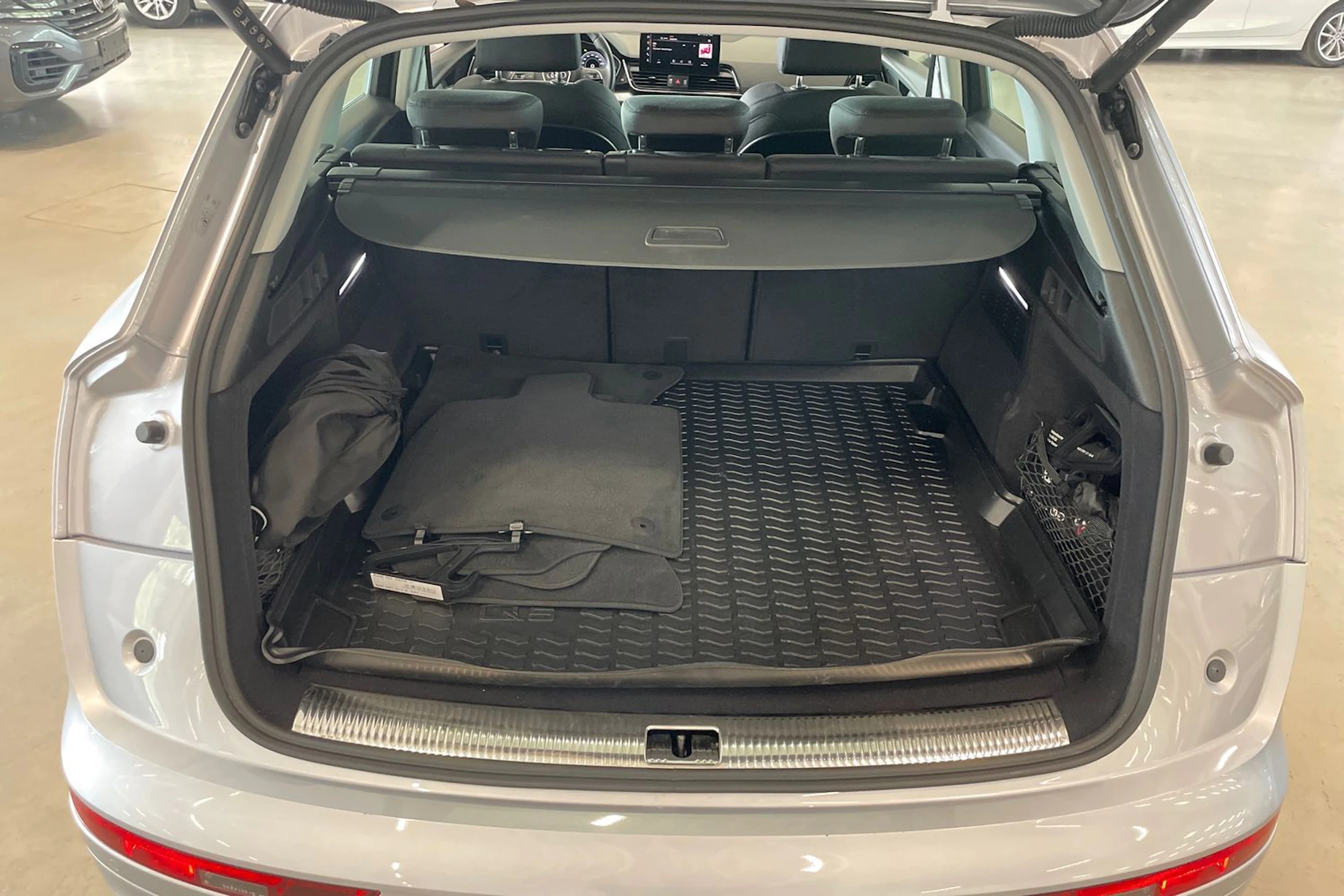 harmaa Audi Q5 2024 kuva 26.