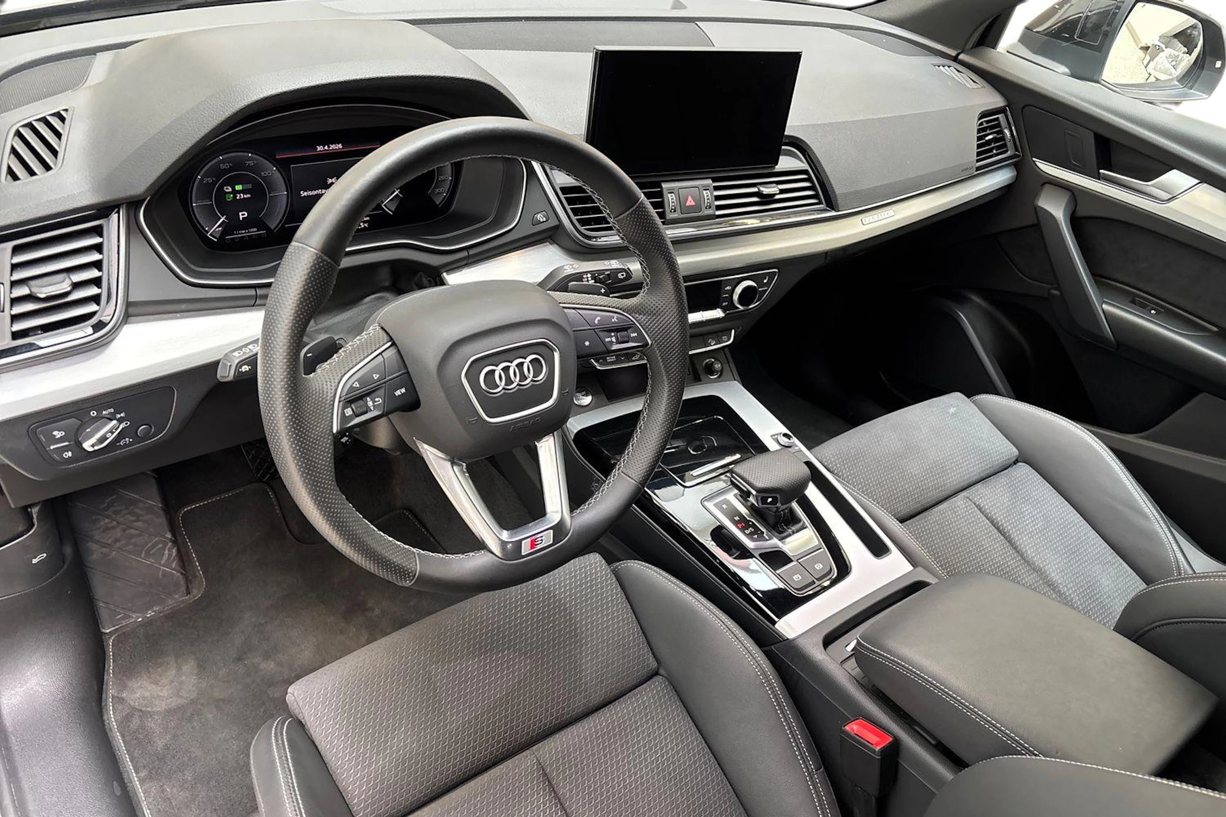 musta Audi Q5 2024 kuva 8.