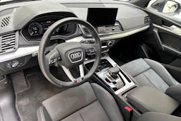 musta Audi Q5 2024 kuva 8.