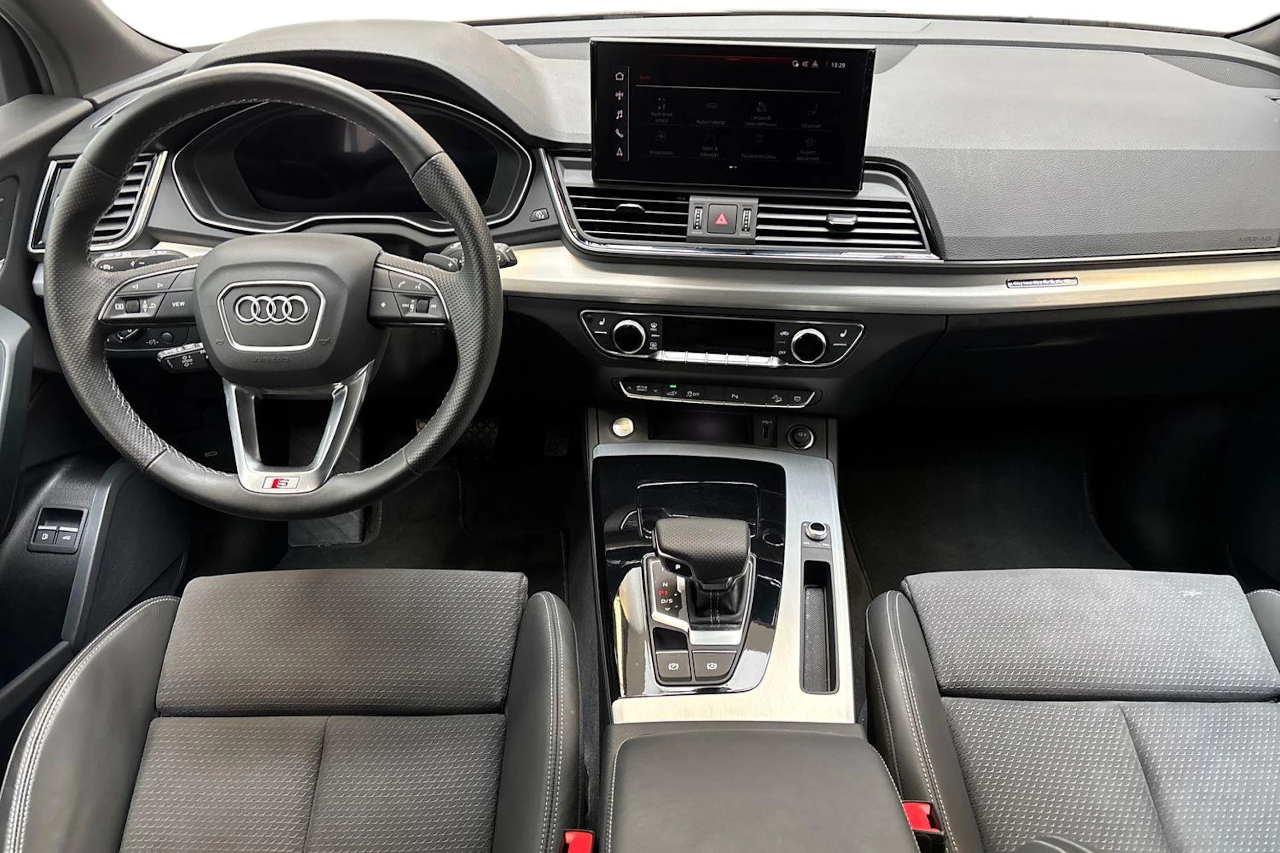 musta Audi Q5 2024 kuva 9.