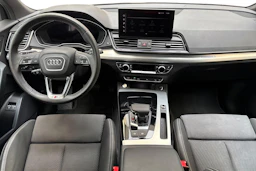 musta Audi Q5 2024 kuva 9.