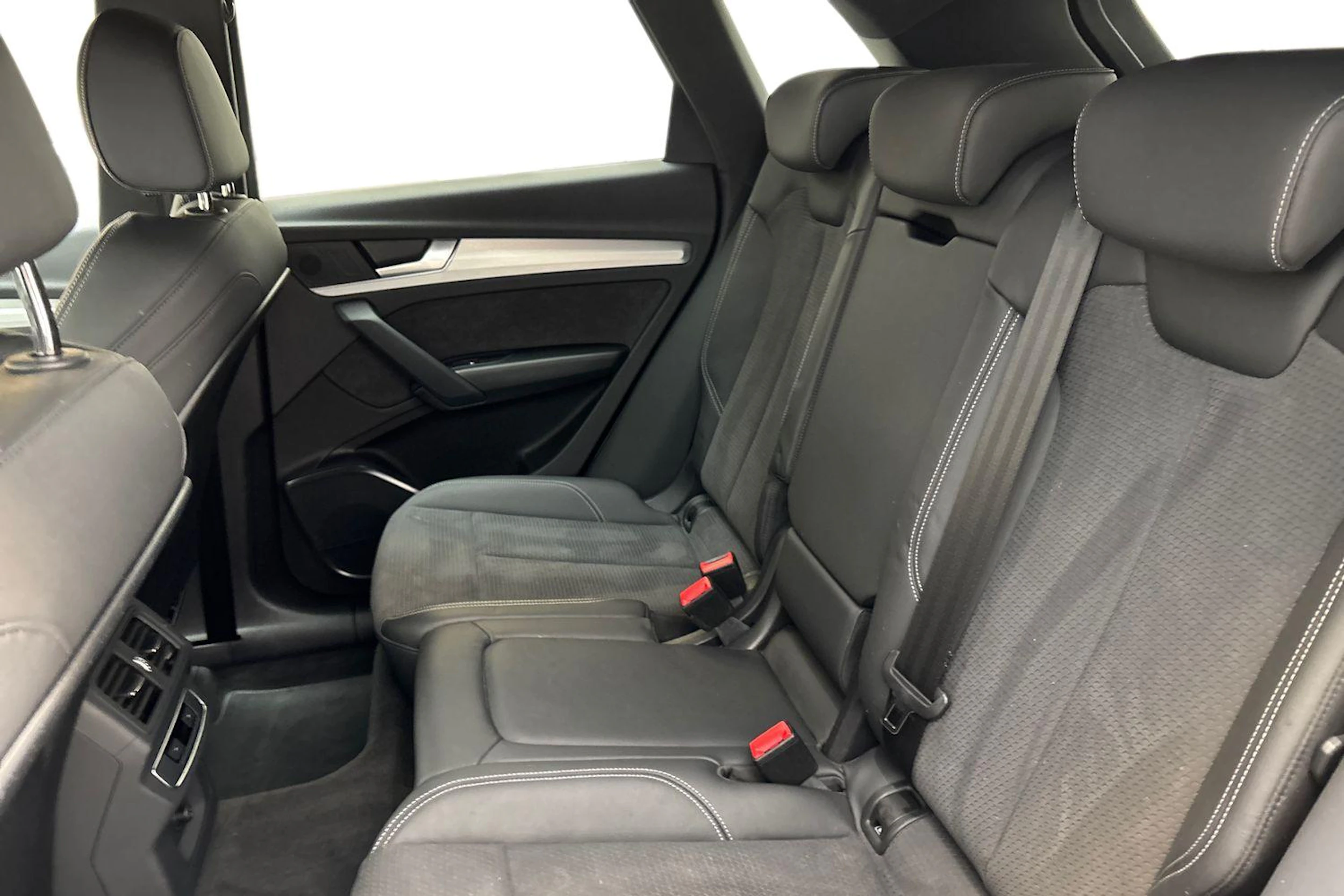 musta Audi Q5 2024 kuva 11.