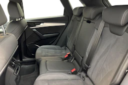 musta Audi Q5 2024 kuva 11.