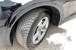 musta Audi Q5 2024 kuva 12.