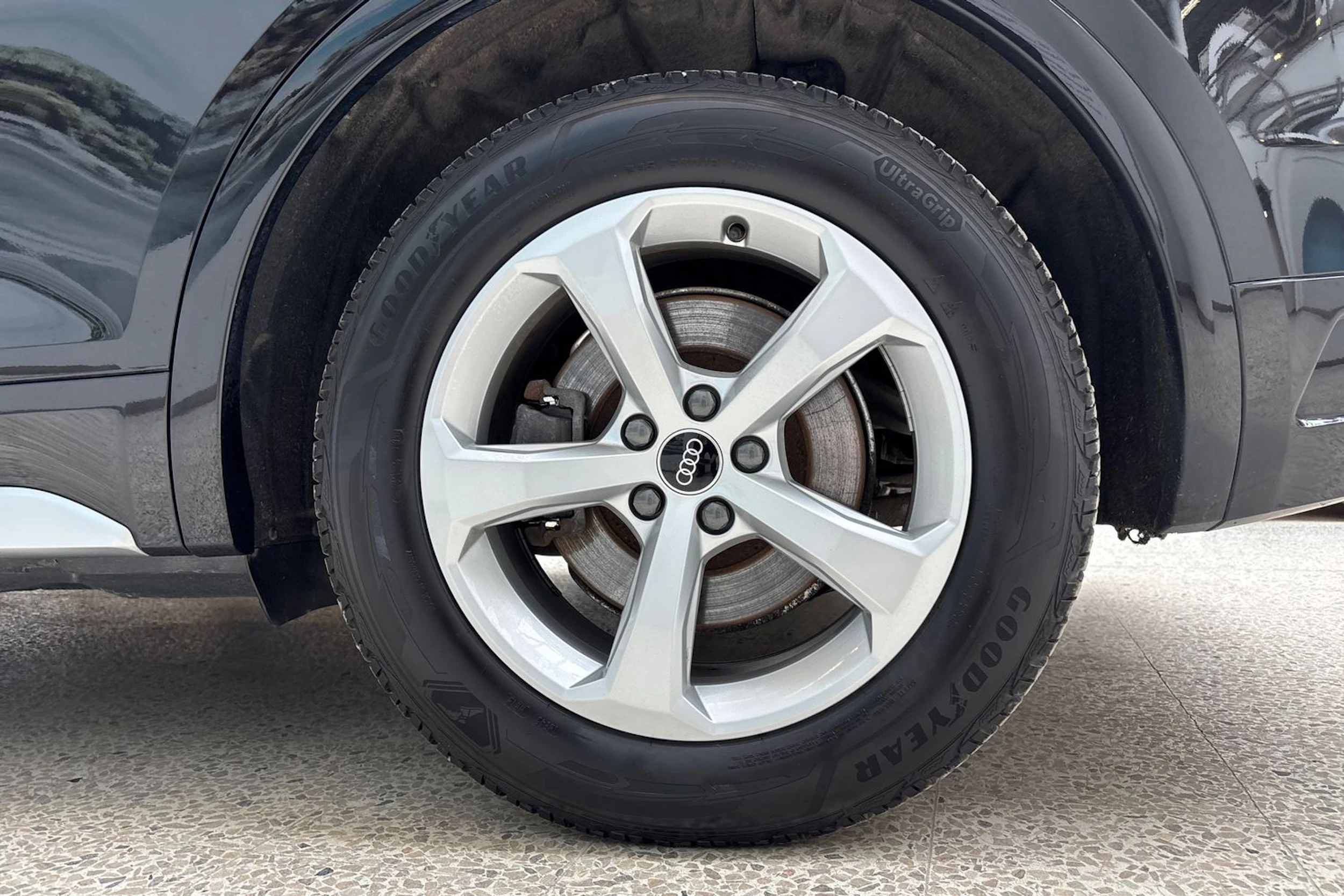 musta Audi Q5 2024 kuva 13.