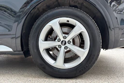 musta Audi Q5 2024 kuva 13.