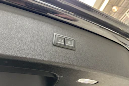 musta Audi Q5 2024 kuva 16.