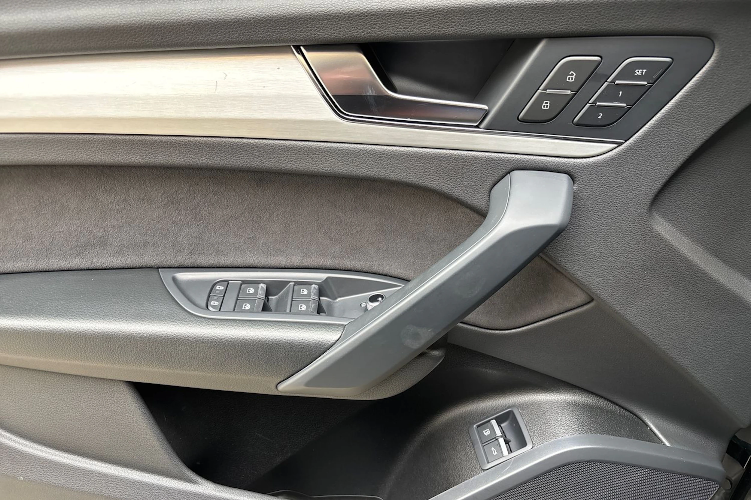 musta Audi Q5 2024 kuva 18.