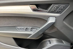 musta Audi Q5 2024 kuva 18.