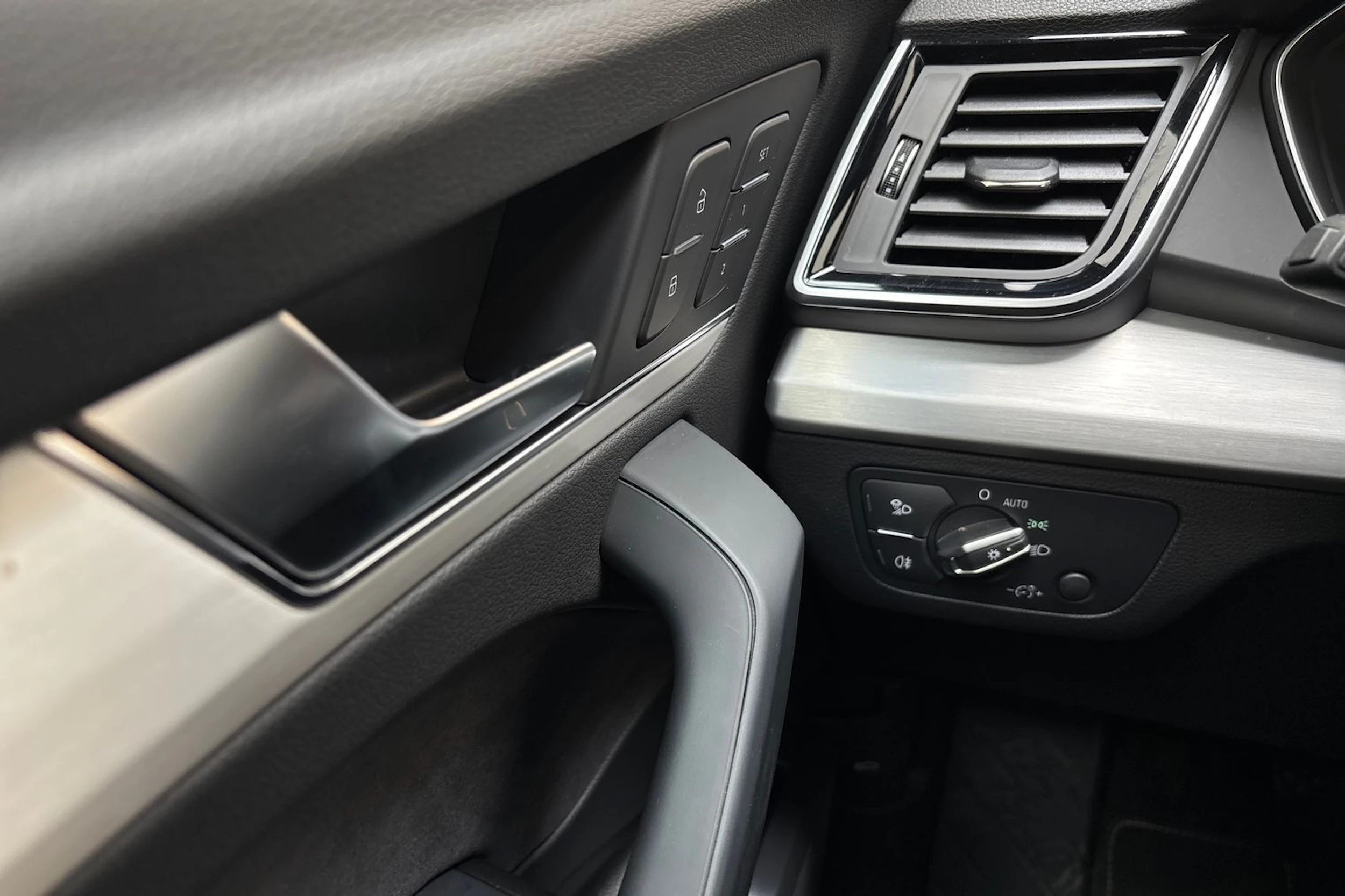 musta Audi Q5 2024 kuva 20.