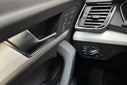 musta Audi Q5 2024 kuva 20.