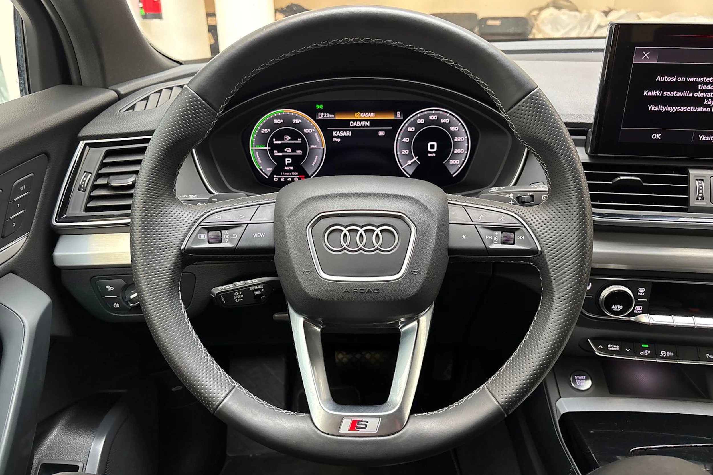 musta Audi Q5 2024 kuva 22.