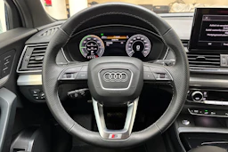 musta Audi Q5 2024 kuva 22.