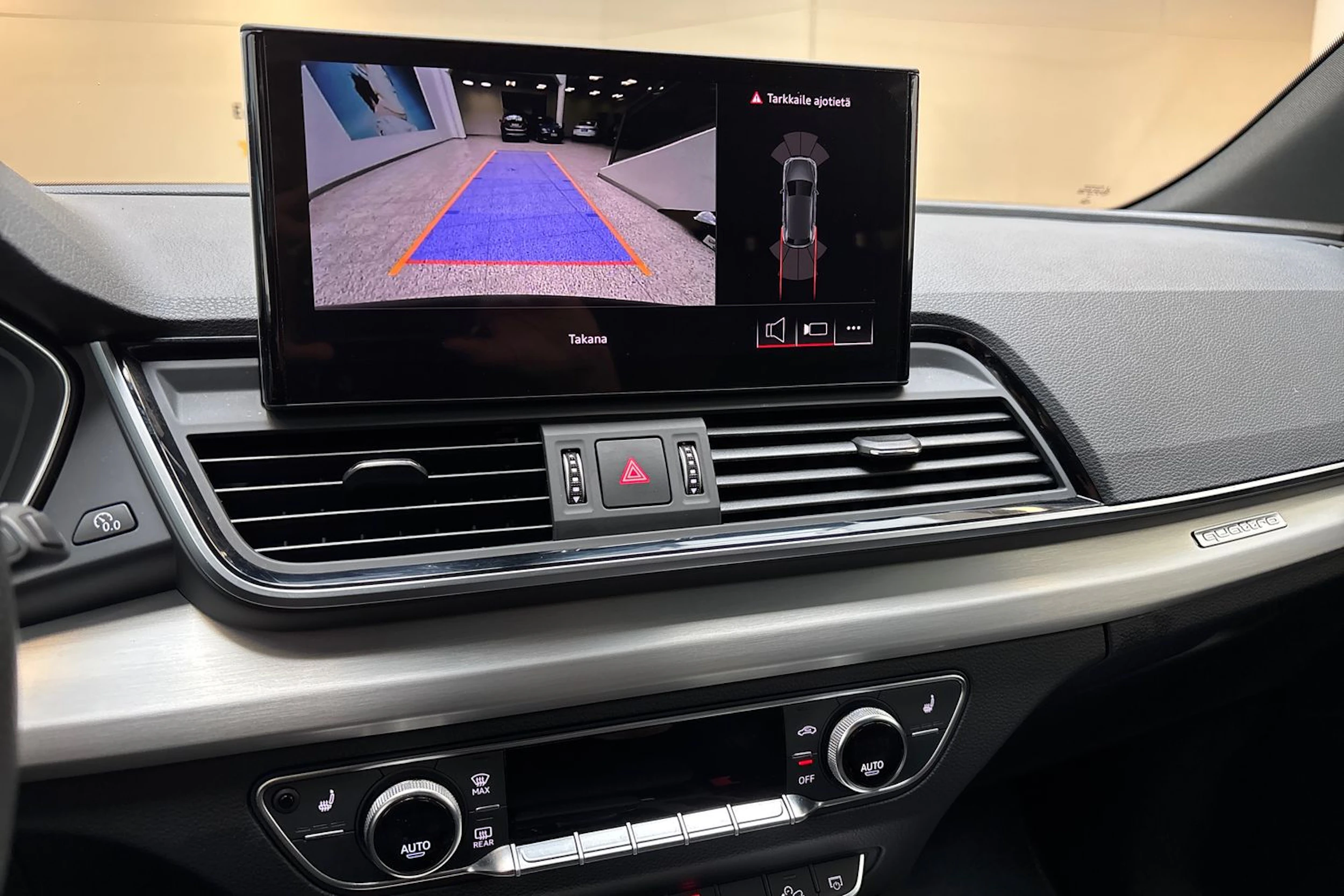 musta Audi Q5 2024 kuva 24.