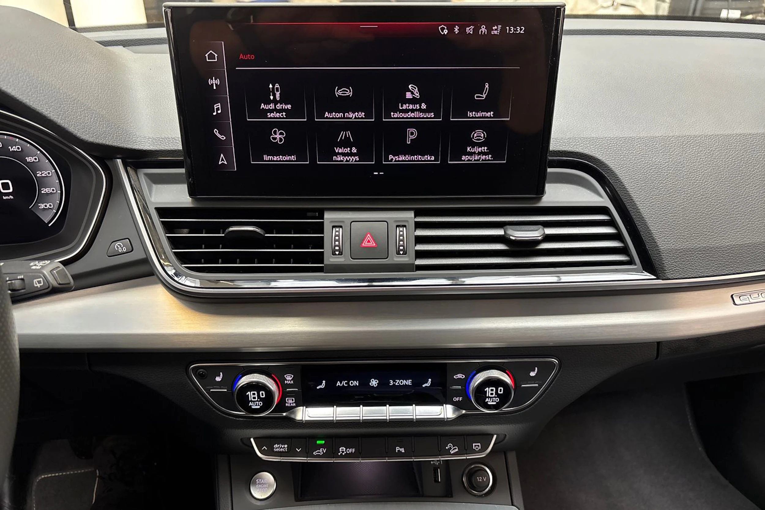 musta Audi Q5 2024 kuva 25.