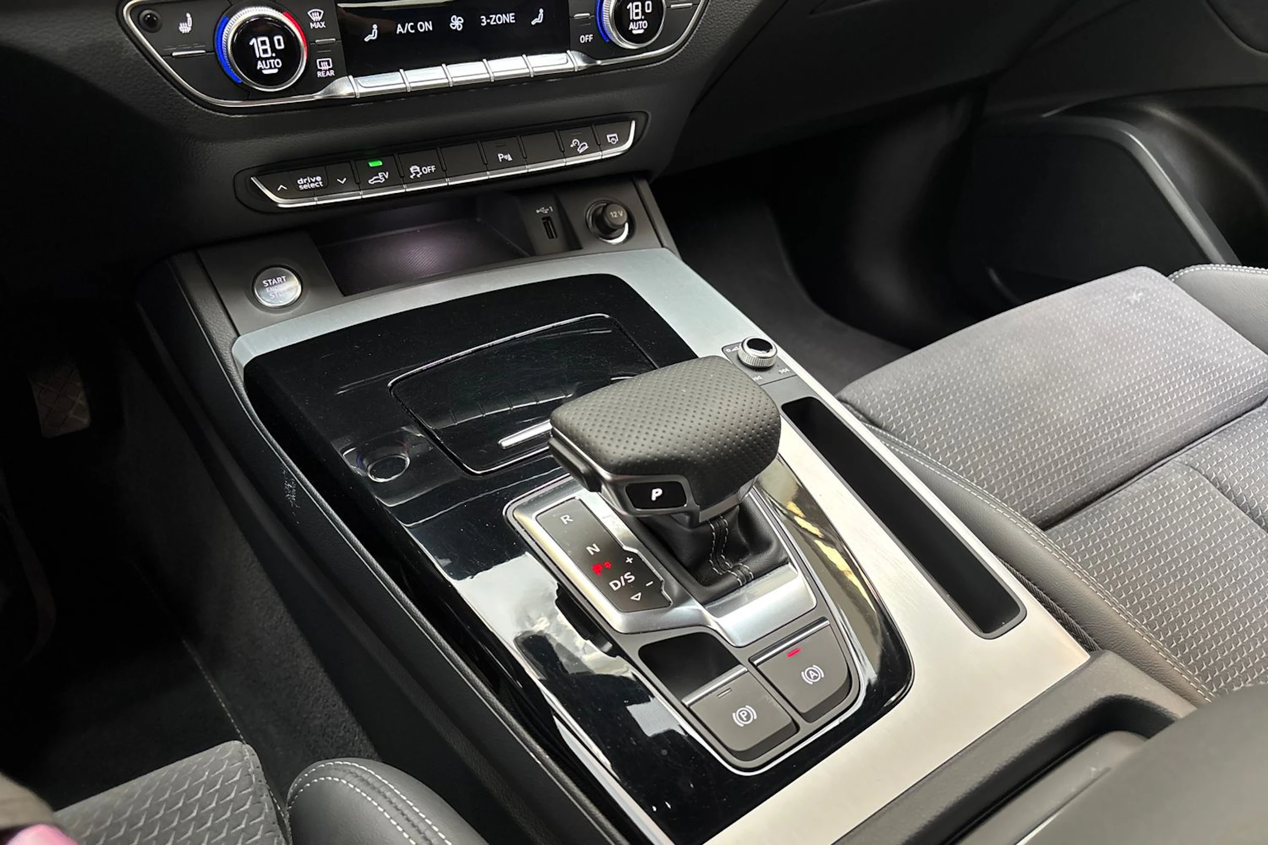 musta Audi Q5 2024 kuva 26.