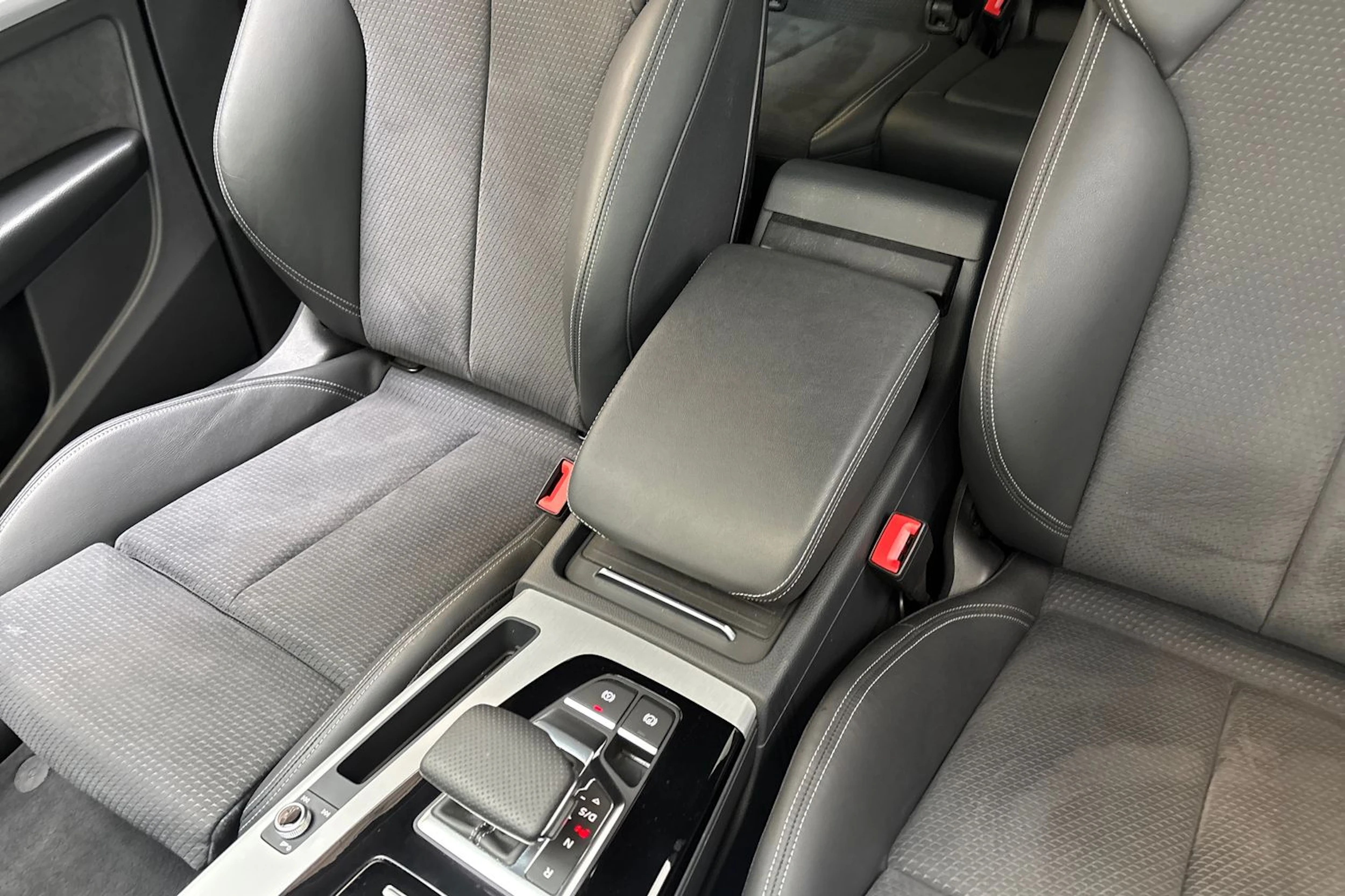 musta Audi Q5 2024 kuva 27.