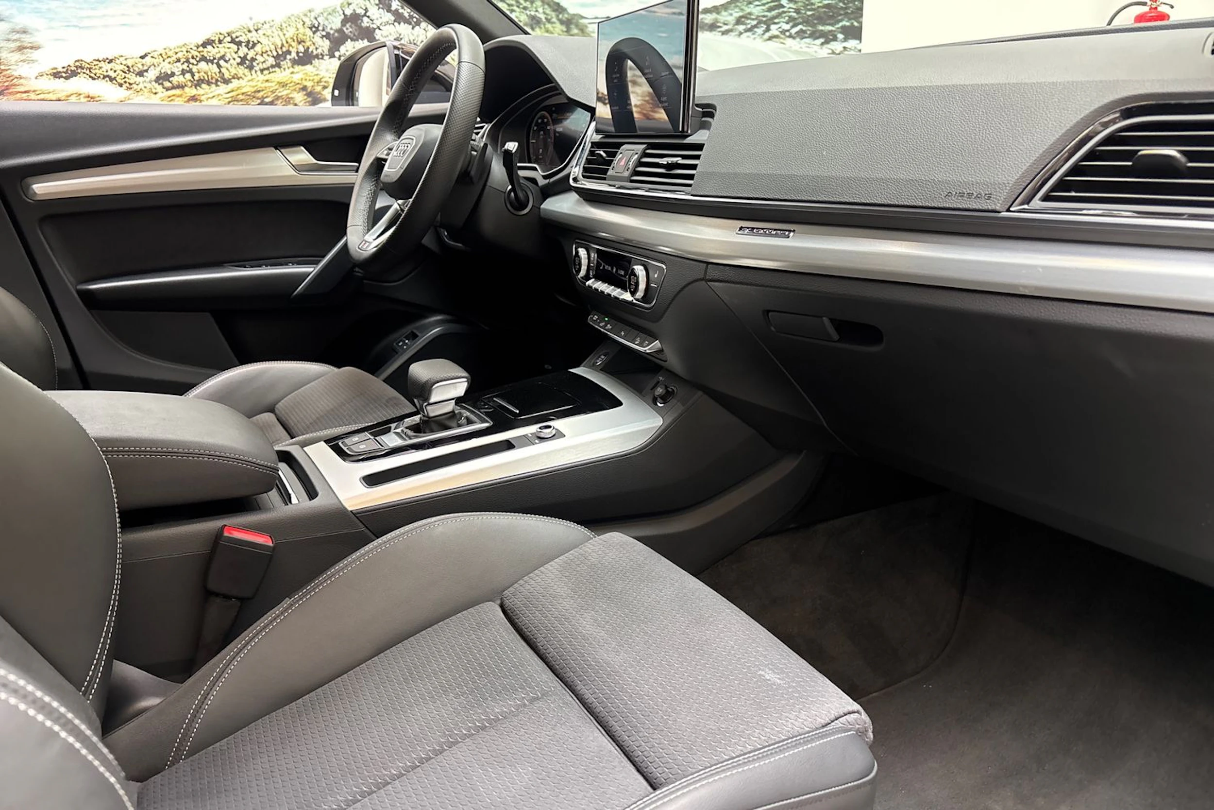 musta Audi Q5 2024 kuva 28.