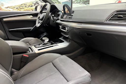 musta Audi Q5 2024 kuva 28.