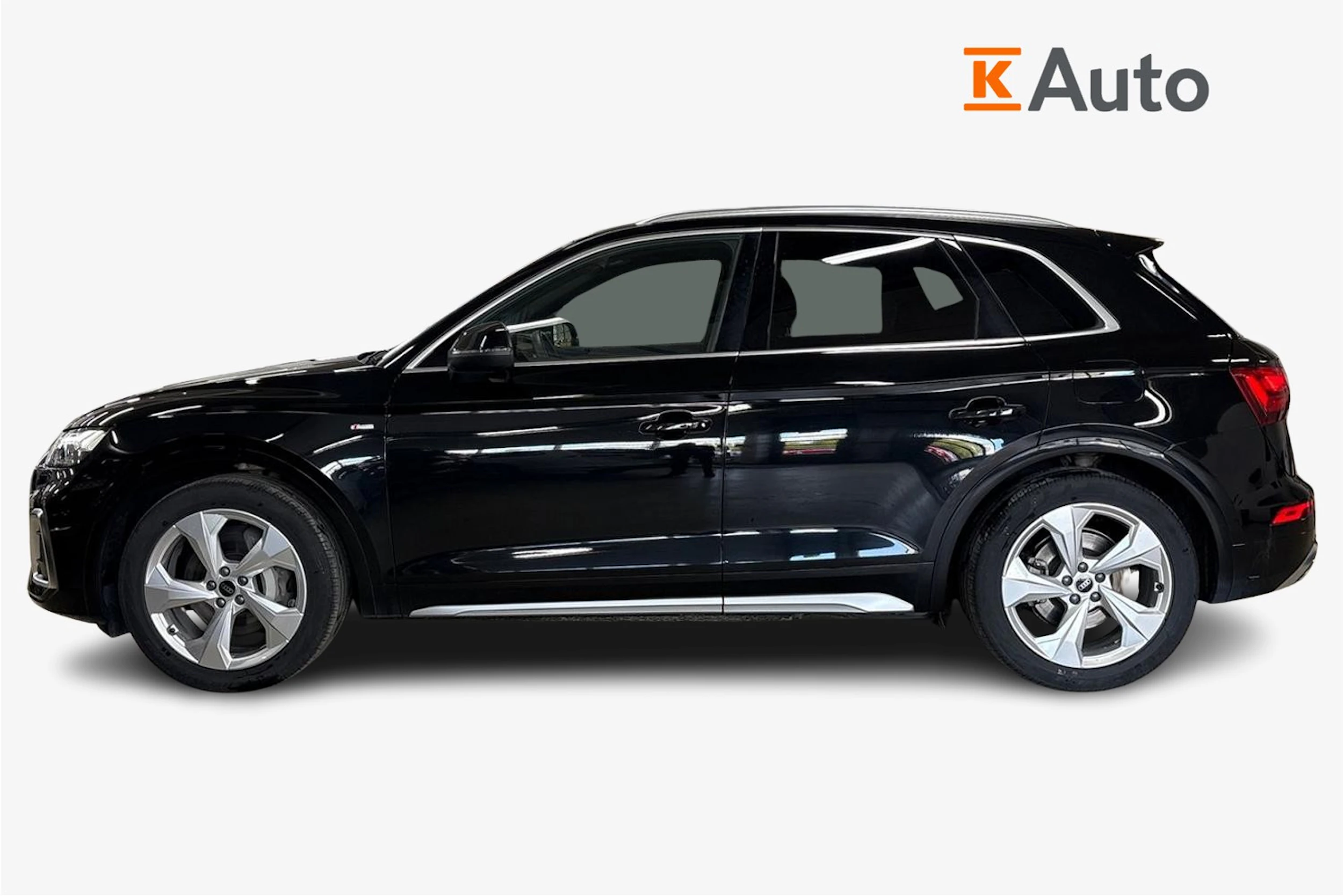 musta Audi Q5 2024 kuva 7.