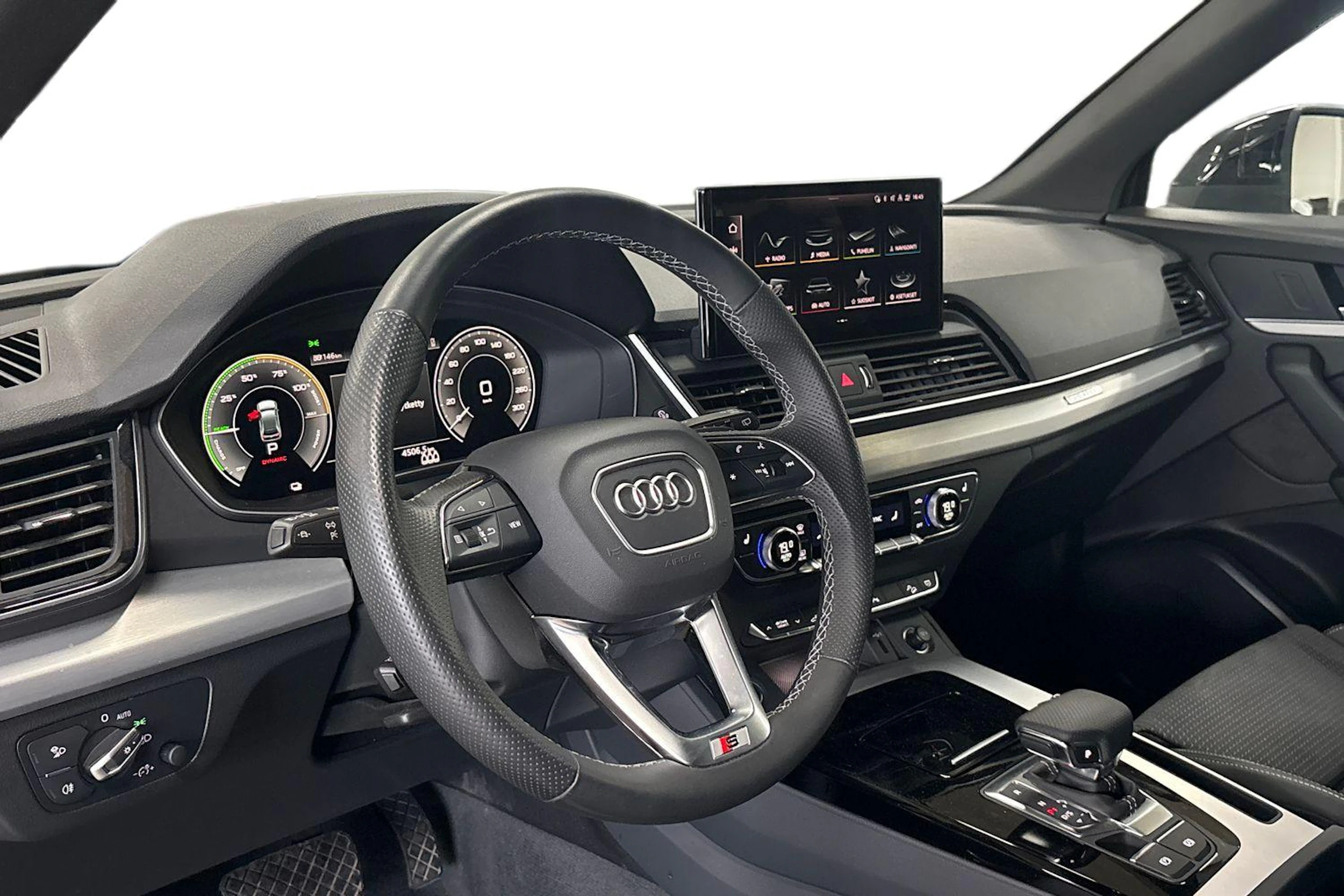 musta Audi Q5 2024 kuva 8.