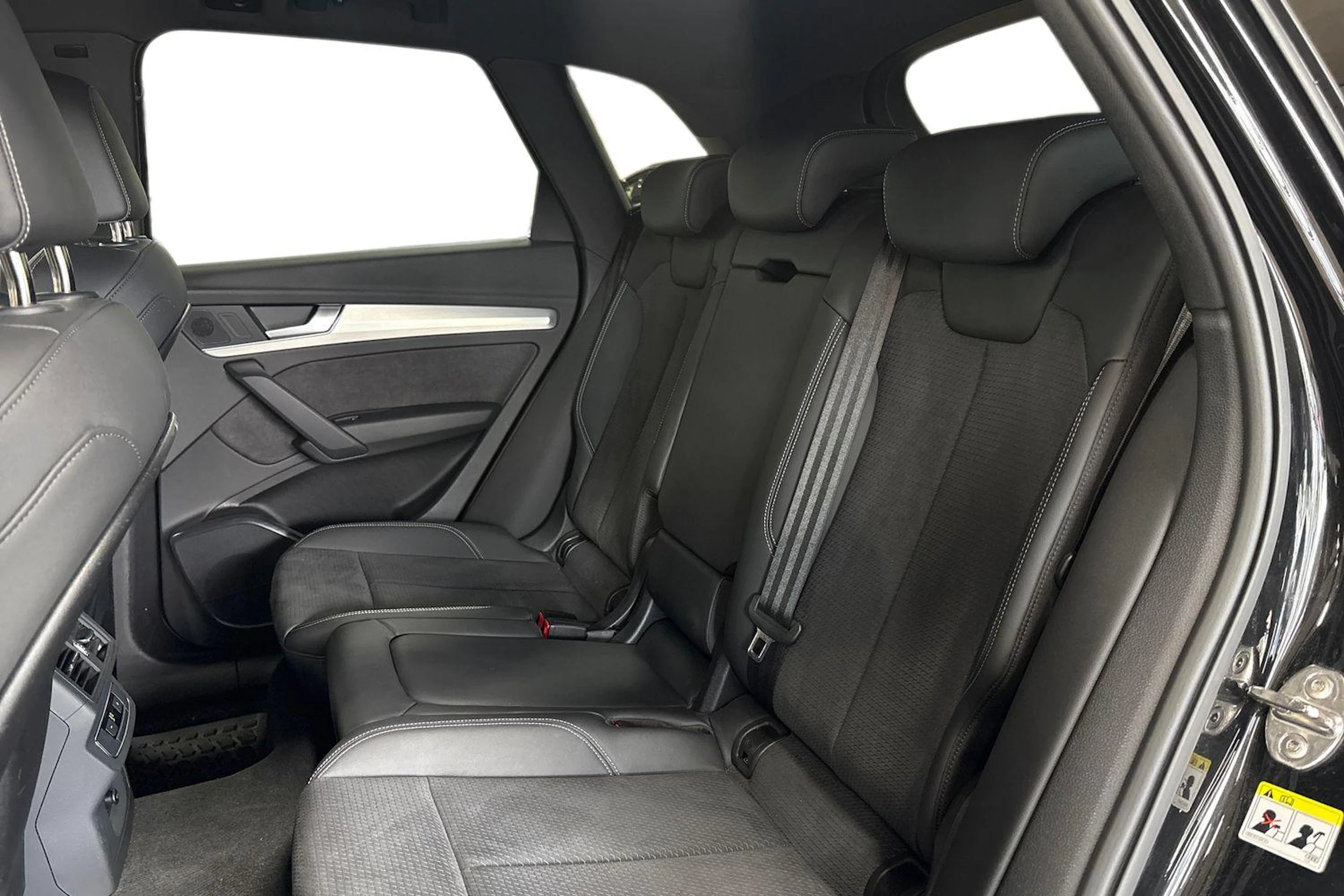 musta Audi Q5 2024 kuva 11.